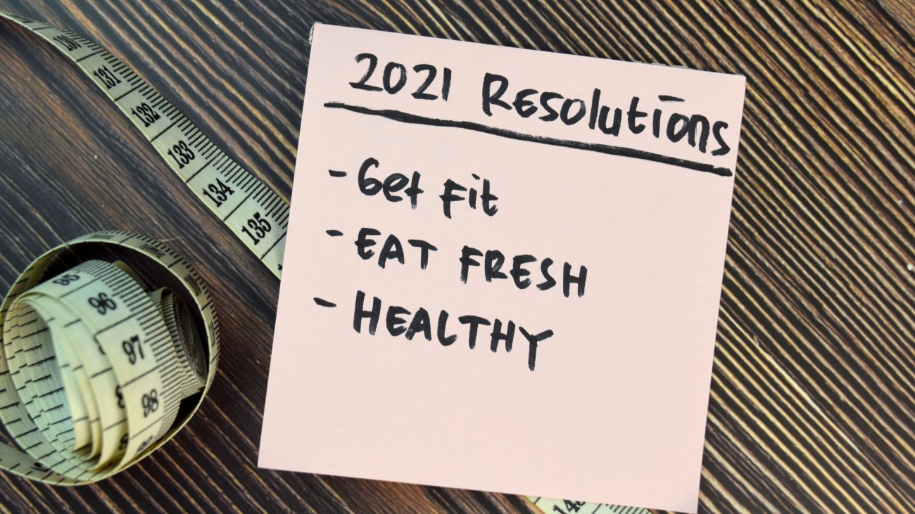 2021 fitness resolutions written on a post-it note