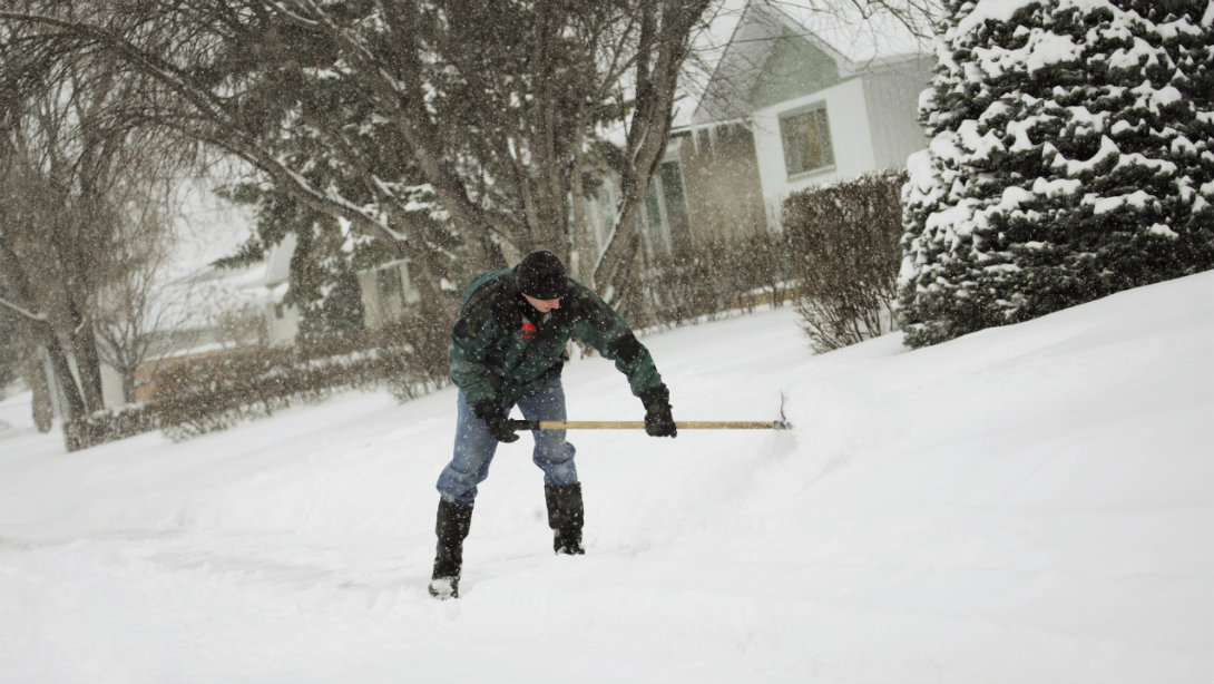 7 Winter Chores to Get Your Calorie Burn