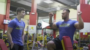 Chris Bumstead trains shoulders with contest winner