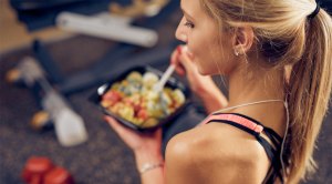 Fitness-Girl-Eating-Salad