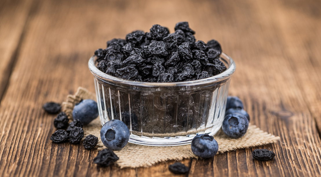 Dried-Blueberries-Source-of-Antioxidant-On-Wooden-Table