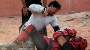 Former Met's catcher Mike Piazza punching his opponent on the ground