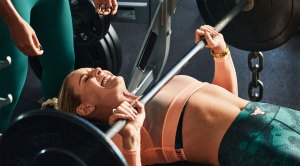 Lydnsey Vonn performing a bench press